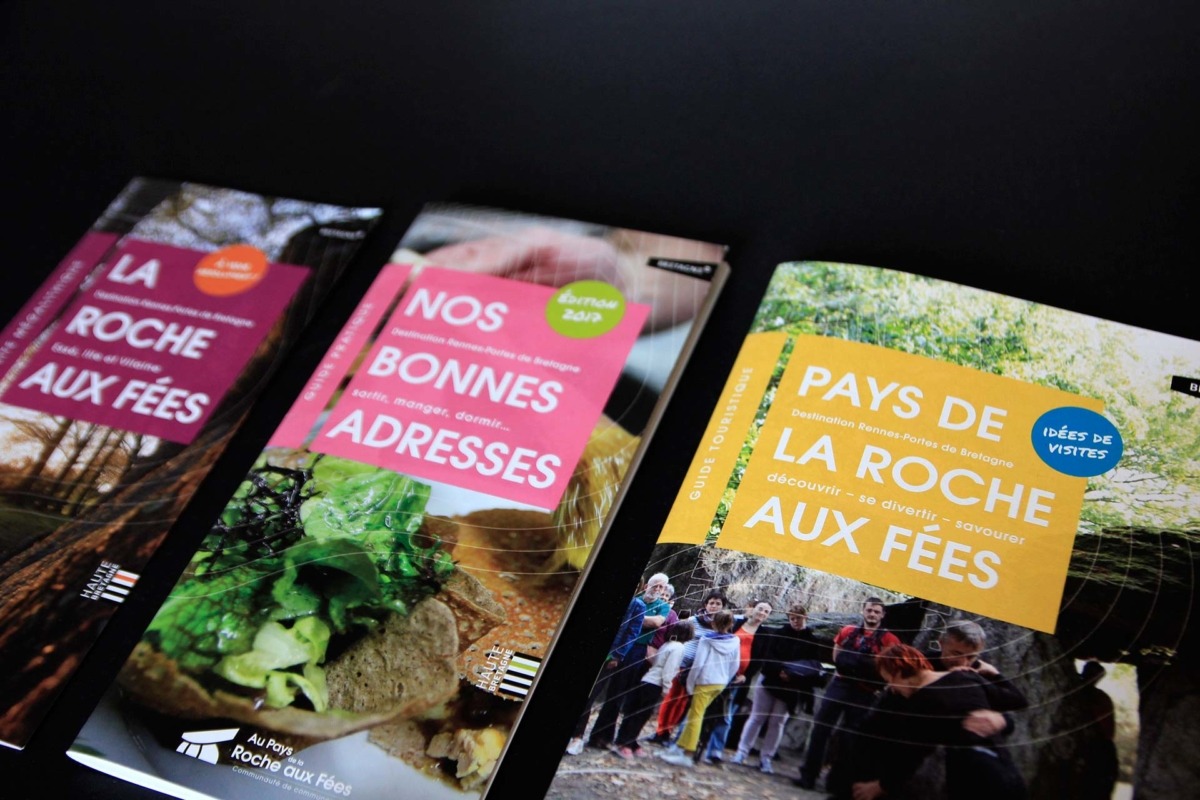 Photo couvertures brochure tourisme au pays de la Roche aux Fées